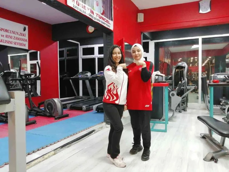 (Özel haber) Esma Nur ve Beyzanur bilekleriyle dünyayı devirip yurda madalyayla döndüler
