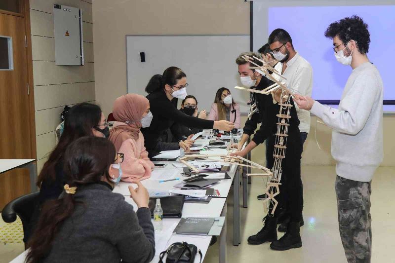 Mimarlık öğrencilerinden giyilebilir bedensel uzantı tasarımları
