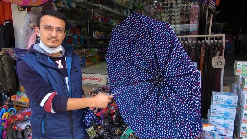 Etkisini sürdüren yağışlar şemsiye satıcıların yüzünü güldürdü
