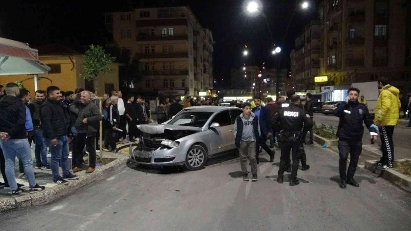 Antalya’da trafikte yaşanan kovalamaca ve kaza anbean kamerada
