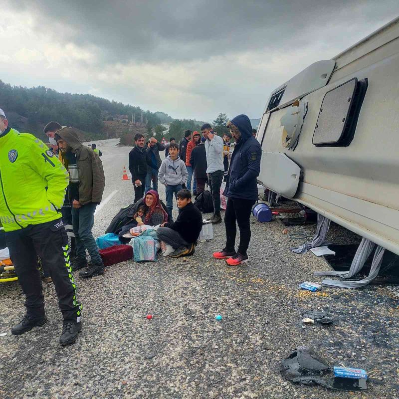 Midibüsün devrildiği kazada 3’ü ağır 12 kişi yaralandı
