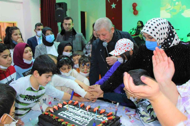 Başkan Sarı, 60’ncı yaş gününü çocuk yuvasında kutladı
