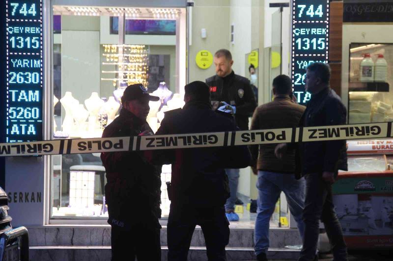 İzmir’de kuyumcuyu silahla yaralayıp altınları çalan şüpheli tutuklandı
