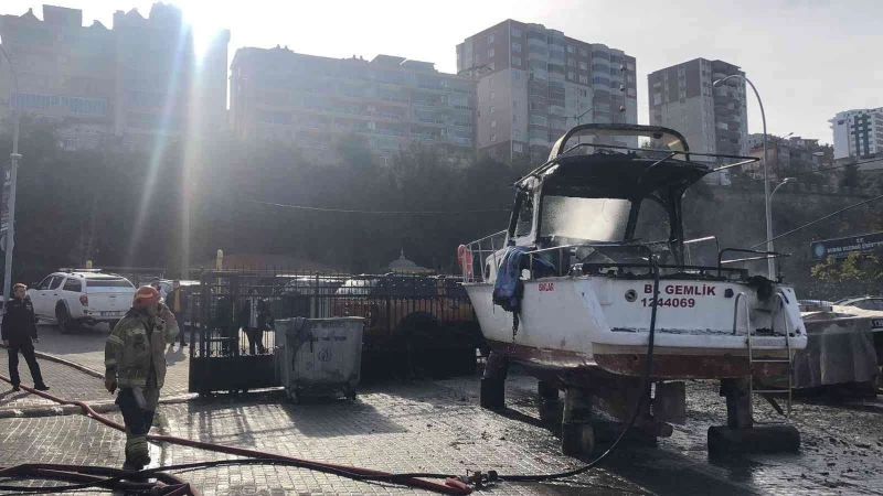 Balıkçı barınağına çekilen tekne yandı
