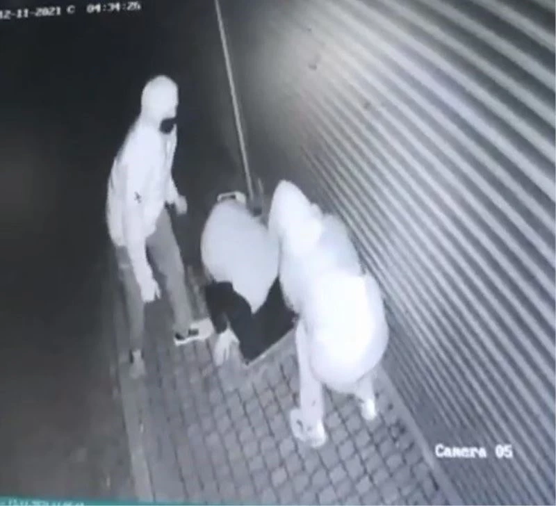 Bursa’da 3 hırsızın kepengi kırarak dükkana girme anları kameralarda
