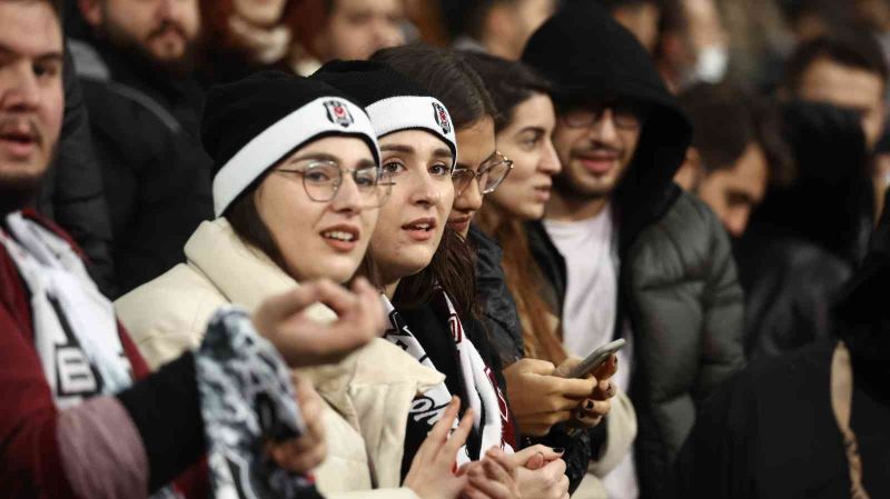 Beşiktaş taraftarı, kadın futbol maçına davetli