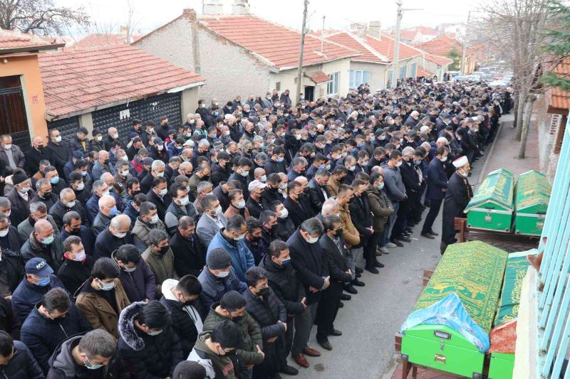 Kahramankazan’daki trafik kazasında ölen aileyi yüzlerce kişi uğurladı
