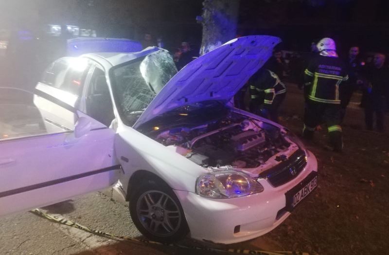 Otomobil refüjdeki ağaca çarptı: 2’si ağır 4 yaralı
