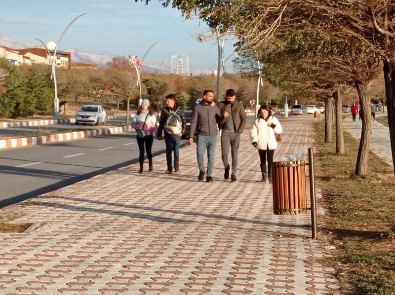 Güneşli havayı fırsat bilenler park ve piknik yerlerine akın etti
