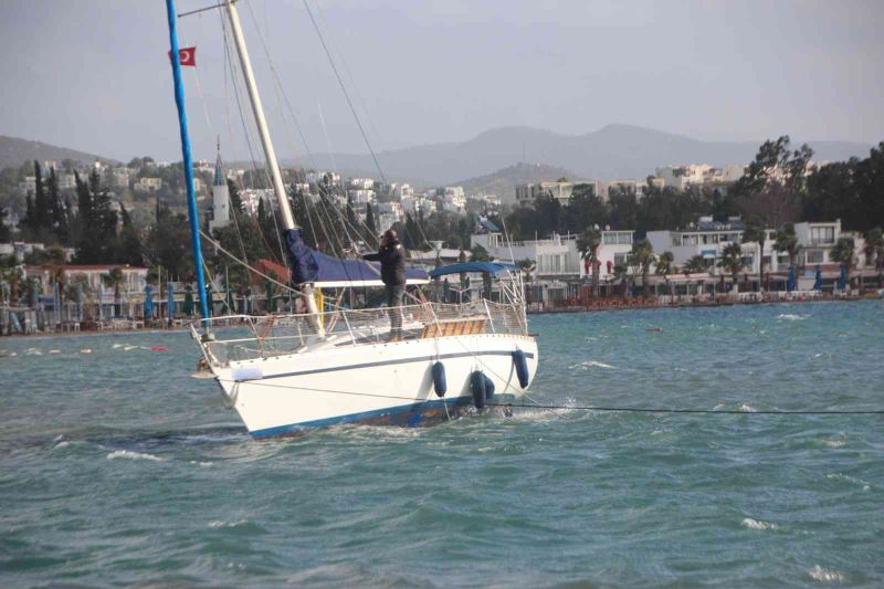 Tekne karaya oturdu, kayıklar su aldı
