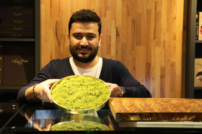 Altın tepside baklava 2,5 milyon lira
