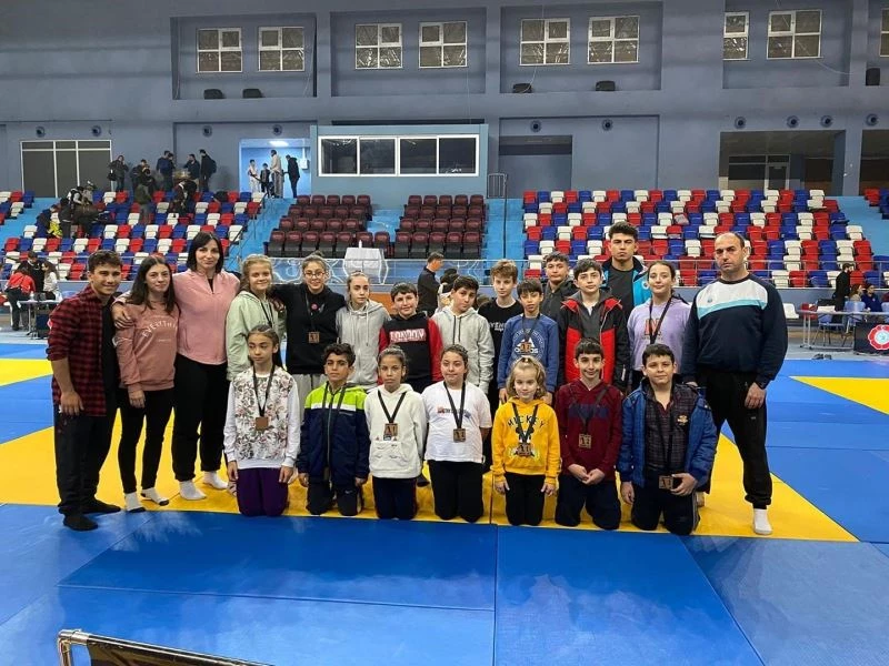 Gemlikli minik judocular madalyaya doymuyor
