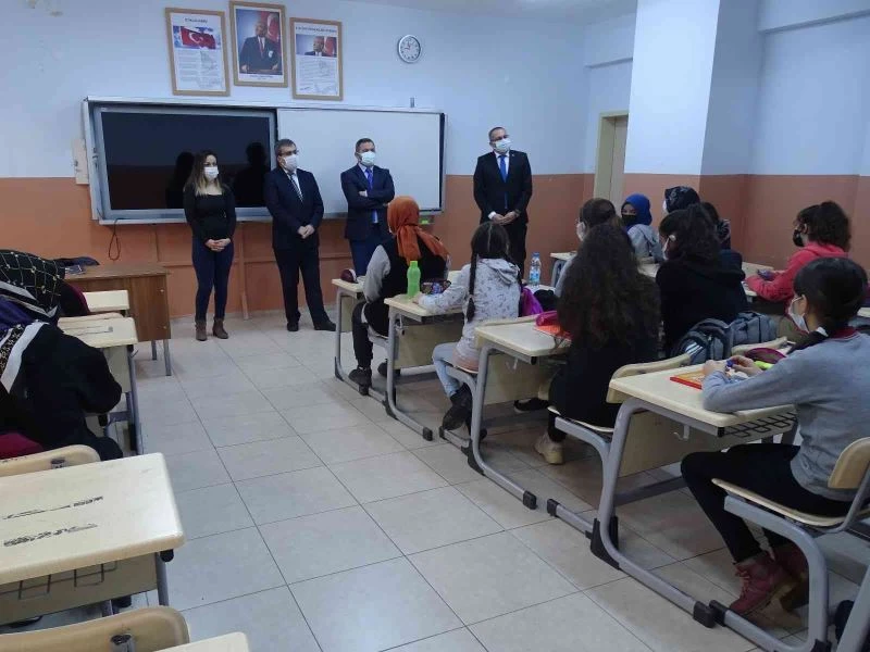 Kaymakam Özerdin öğrenciler ile sohbet etti
