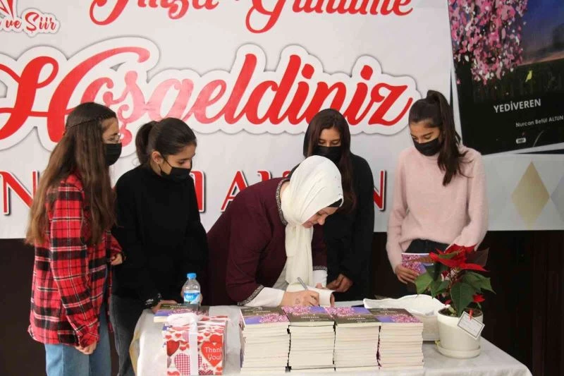 Oltulu ev hanımı şiir kitabına tanıtım ve imza günü yaptı
