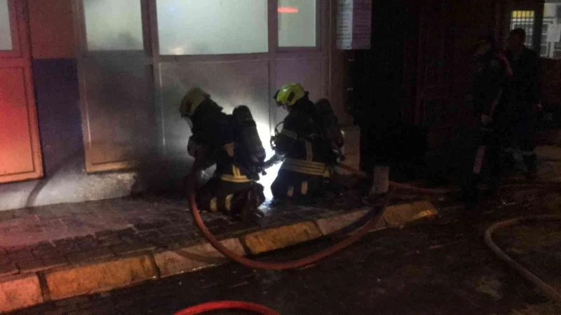 Apartmanın bodrumunda çıkan yangın panikletti
