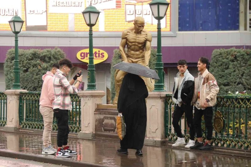 Fotoğraf çektirmek için yağmura aldırış etmediler
