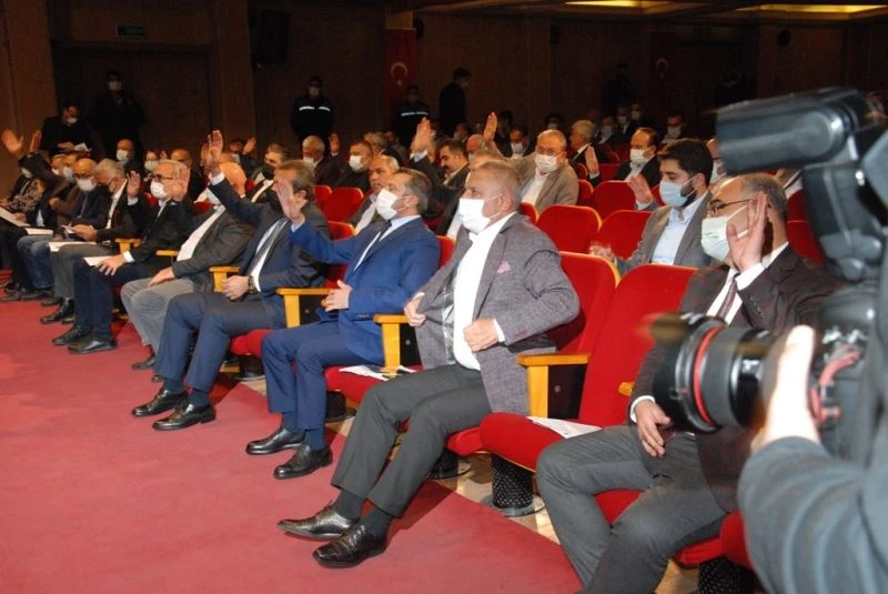 Büyükşehir Belediye Meclisinde işçi çıkışları grupları karıştırdı
