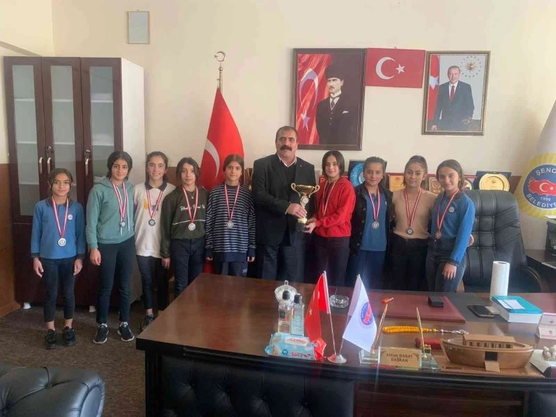 Belediye Başkanı Alihan Babat, voleybol il birincisi ortaokul öğrencilerini ödüllendirdi
