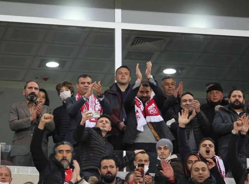 Sivasspor’u yönetim ayakta alkışladı
