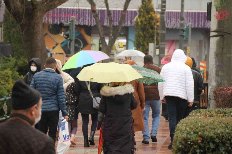 Eskişehir’de yağmuru gören şemsiyelerini açtı
