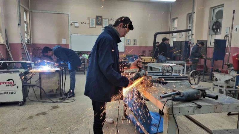 (Özel) Hem lise okuyor, hem okulların demir işlerini yapıyorlar
