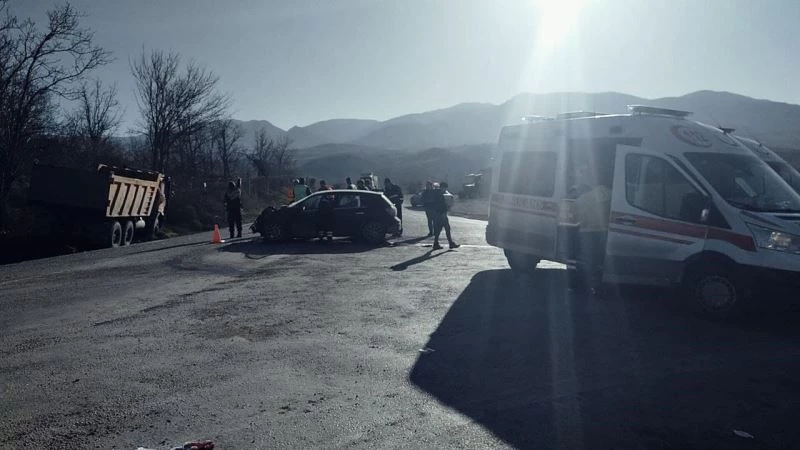 Kamyon ille otomobil çarpıştı: 3 yaralı
