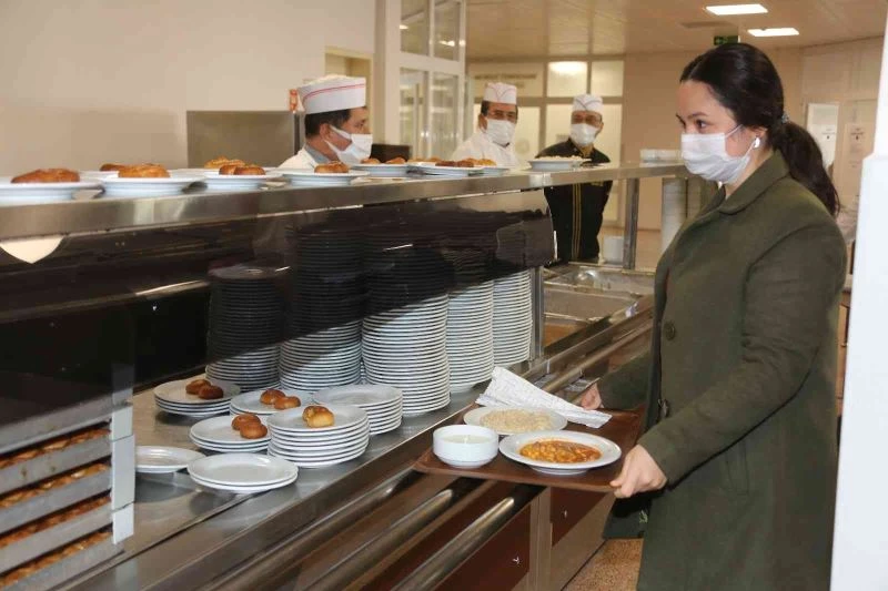 AÜ yemekhanesinde Yörük menüsü
