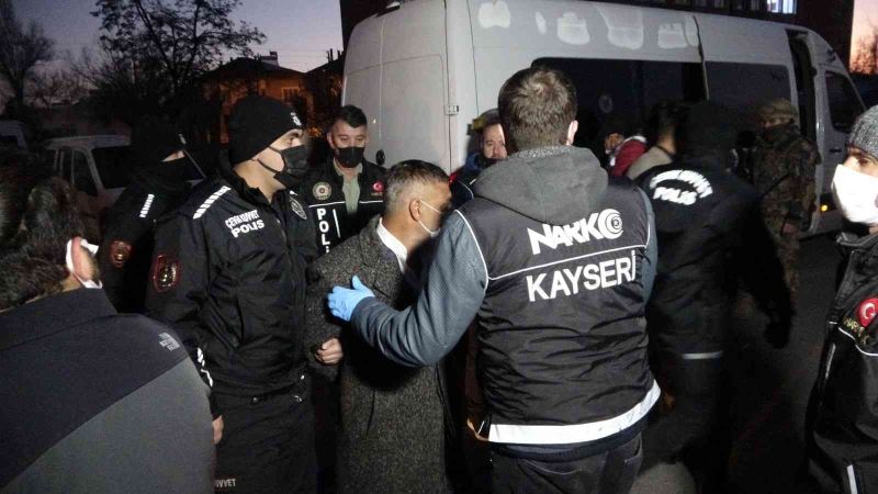 350 polisin katıldığı operasyonda yakalanan 3 kişi tutuklandı
