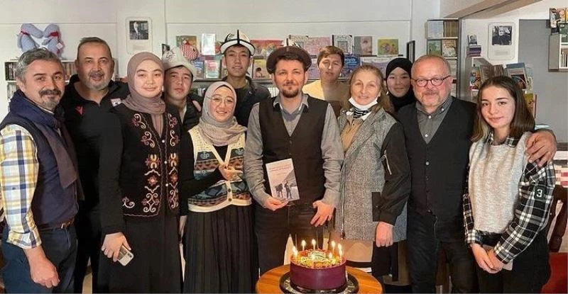 Cengiz Aytmatov’u anlattığı kitabını onun 93. doğum gününde çıkardı
