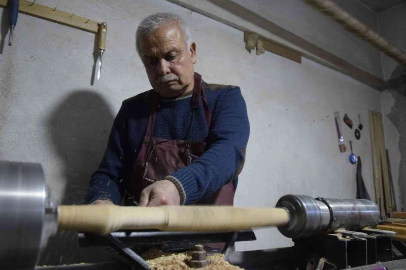 Odun ve kamışları eşsiz seslere sahip enstrümanlara dönüştürüyor
