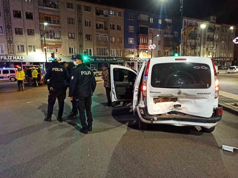 Zorla alıkoydu, kaçarken 2 polisi yaraladı
