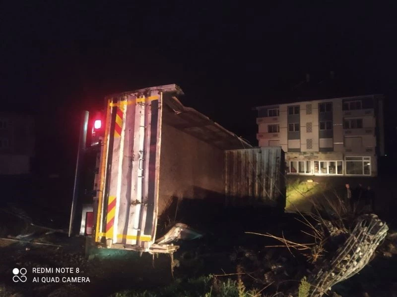 Kamyon elektrik direğine çarptı, mahalle karanlığa gömüldü
