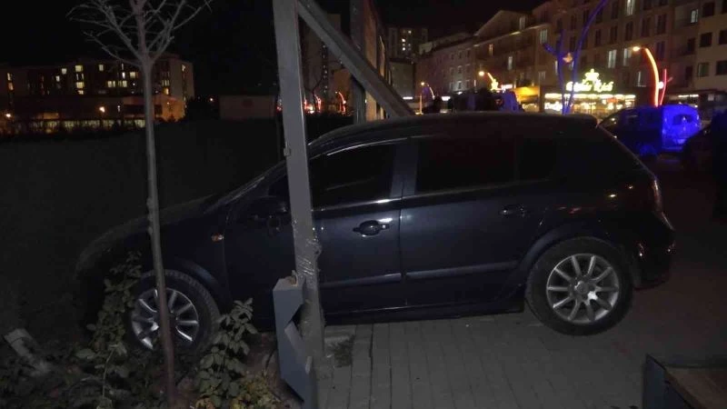 Alkollü sürücü, kaldırımdaki reklam tabelasına daldı
