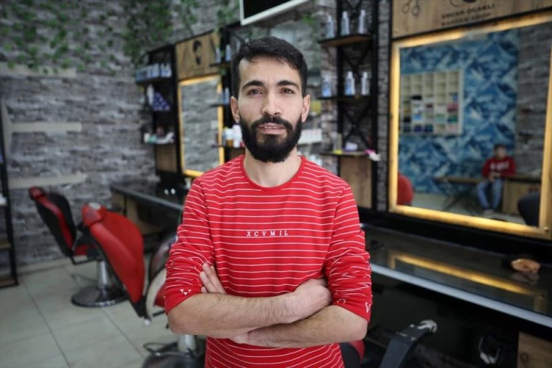 Tıraş olurken kalp krizi geçirdi.: O anlar kamerada