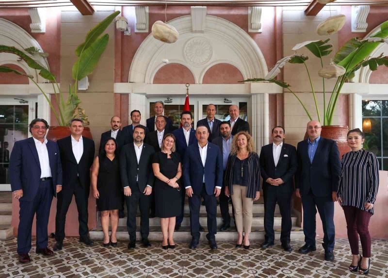 Dışişleri Bakanı Çavuşoğlu, Dubai’de Türk İş Konseyi üyeleriyle bir araya geldi

