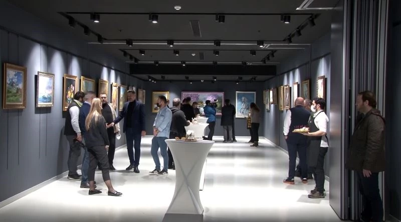 Engelli banka yöneticisi, boş zamanda yaptığı resimlerle sergi açtı
