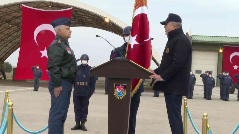 Bakan Akar beraberindeki TSK komuta kademesi ile İHA’ların yuvasında
