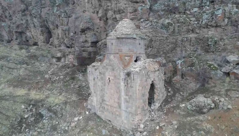 Define avcıları tarihi kiliseyi tahrip etti
