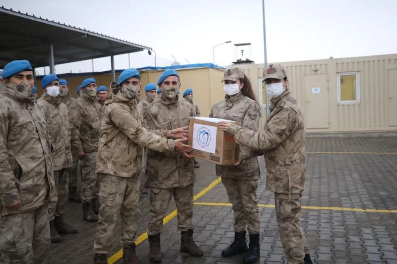 Öğrencilerden Mehmetçiğe mektup ile incir
