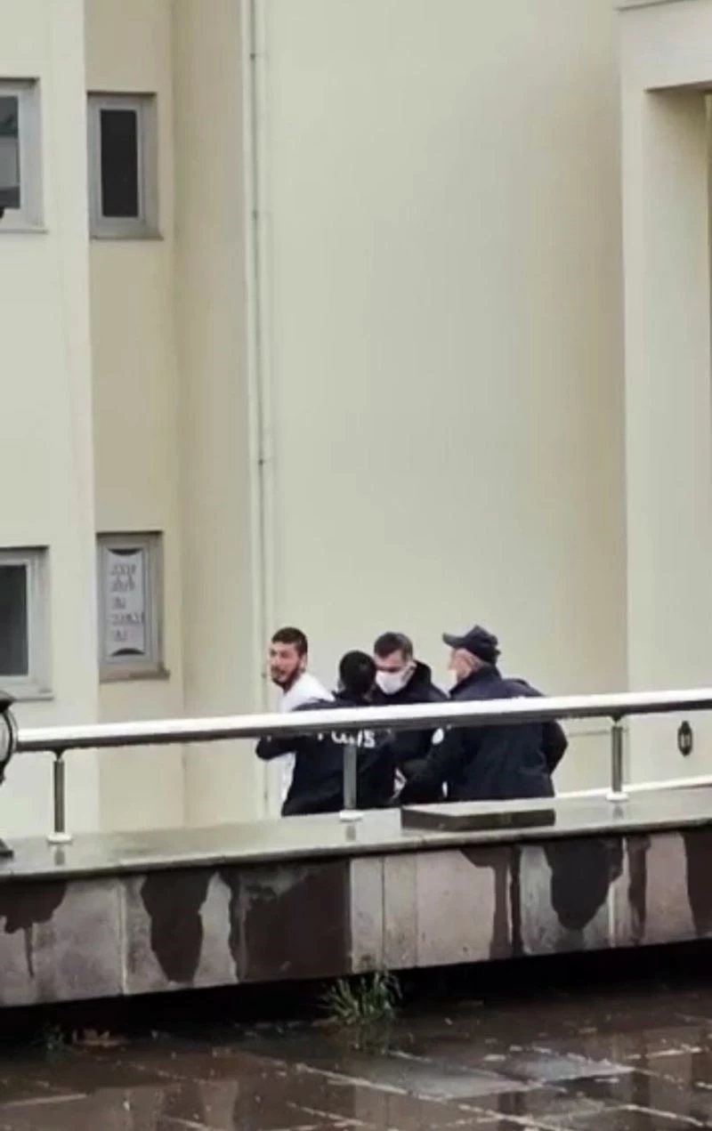 Cezaevine götürüldüğü esnada adliyeden kaçmaya çalıştı
