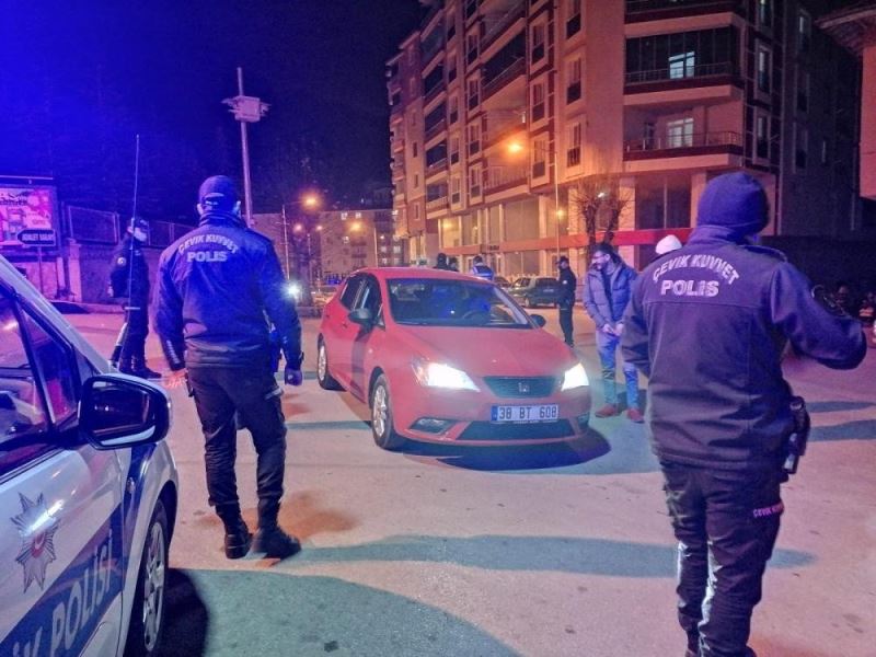 Tehditle alkollü içki alıp kaçan 2 zanlı huzur uygulamasına takıldı
