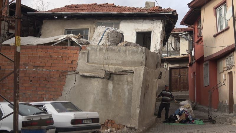 Bu mahallede yıkılmaya yüz tutan metruk binalar tehlike saçıyor
