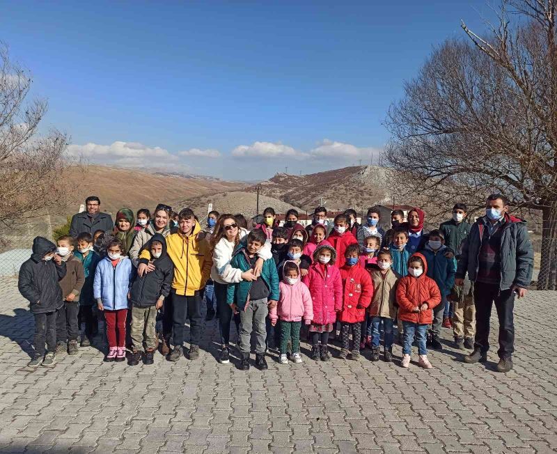 Gönüllülerden kırsal kesimde yaşayan çocuklara mont ve bot yardımı
