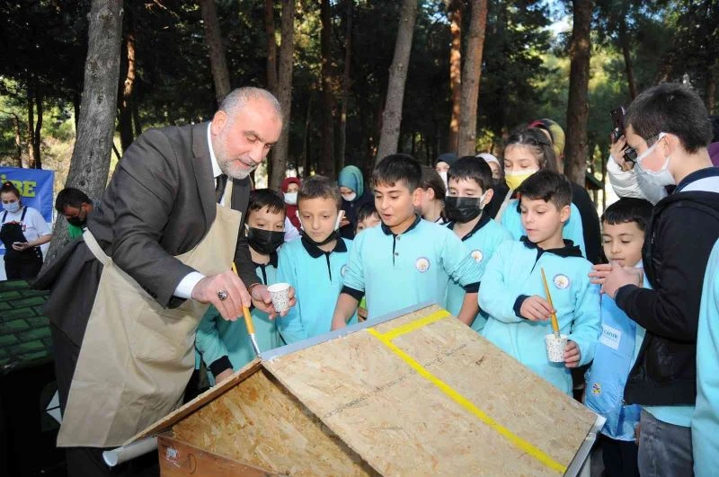 Çocuklar, başkan ile hayvan kulübesi boyadı
