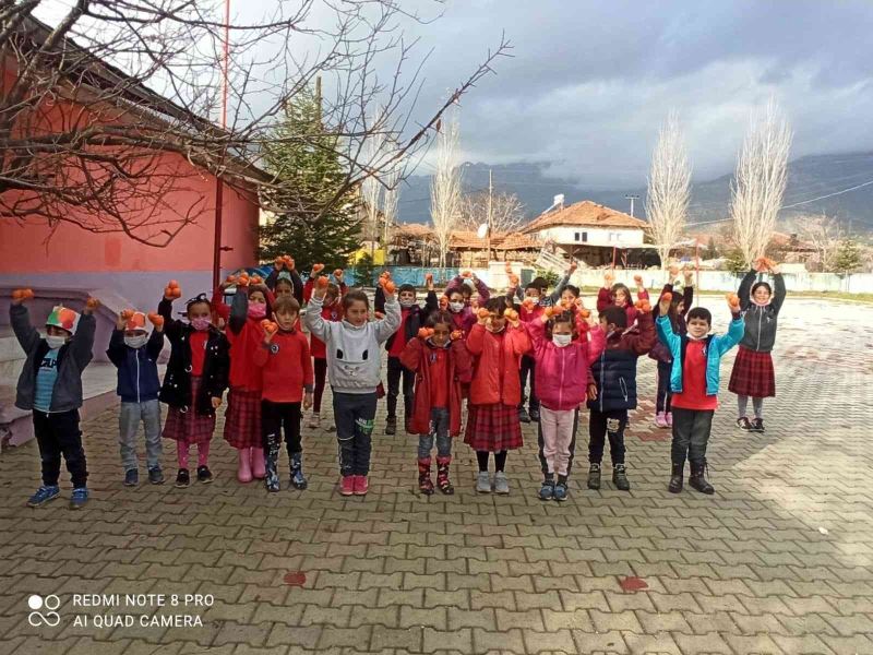 Topladıkları mandalinaları, Antalya’daki yaşıtları ile paylaştılar
