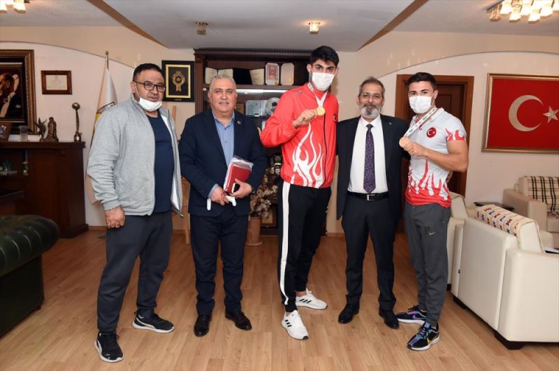 Başarılı sporcular Tarsus Belediye Başkanı Bozdoğan