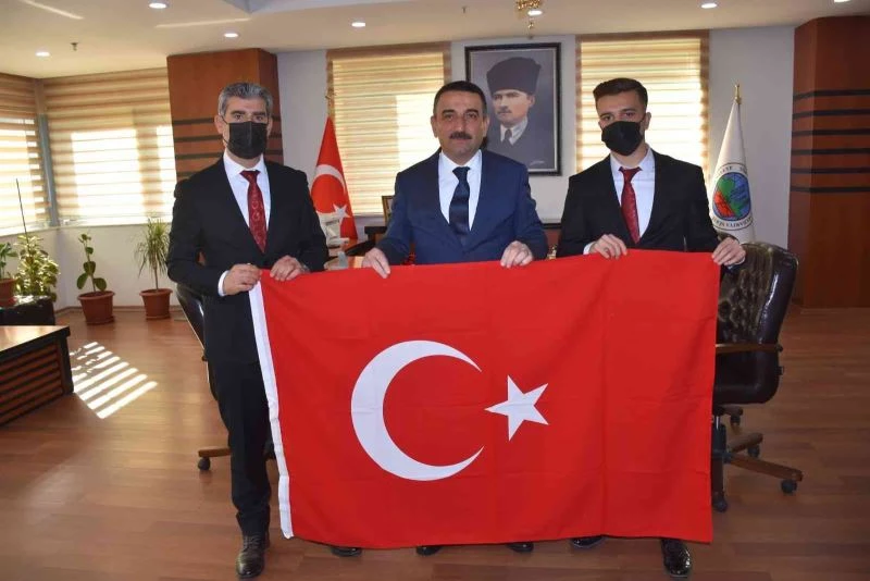 Siirt Valisi Hacıbektaşoğlu emaneti öptü ve teslim aldı
