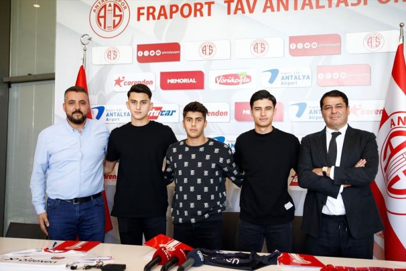 Antalyaspor, 3 futbolcuyla profesyonel sözleşme imzaladı