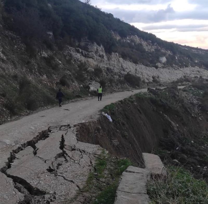 Karaburun’da facianın eşiğinden dönüldü: Çöken yol trafiğe kapatıldı
