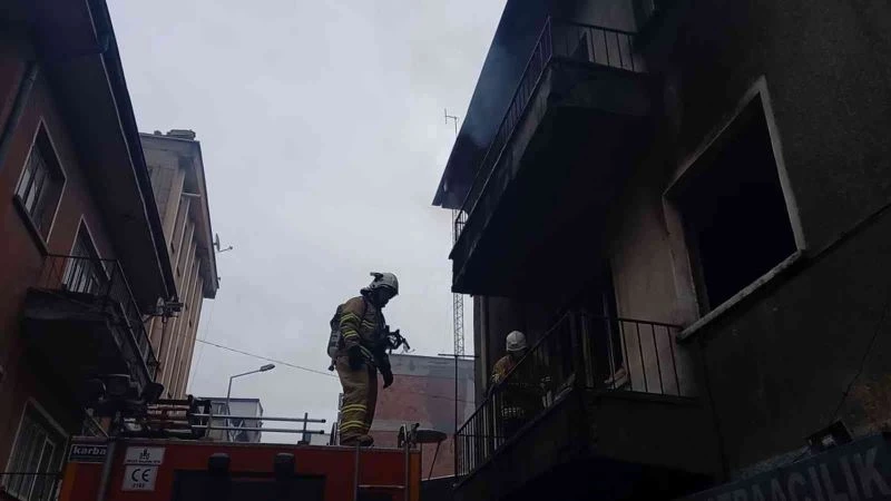 Evi yaktı, oturup bali çekti, itfaiyecileri görünce kayıplara karıştı
